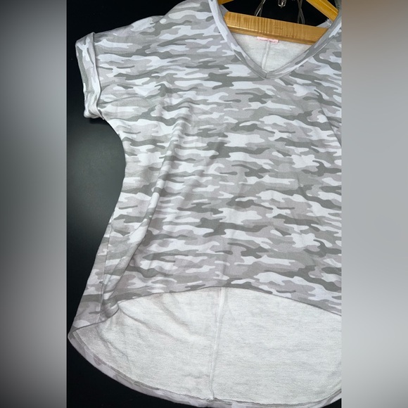 Pink Lily V-Neck Camouflage Cuffed Short Sleeve Sleeve Hi-Low Tee Size M EUC - Picture 1 of 4